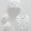 Ensemble 3 Pièces Bébé « Petit Marin » – Confort et Élégance Description Courte Offrez à votre bébé une allure à la fois chic et craquante avec cet ensemble 3 pièces sur le thème marin. Confectionné en 100% coton, il garantit une douceur exceptionnelle pour la peau délicate de votre tout-petit tout en assurant un confort optimal tout au long de la journée. Cet ensemble complet, véritable incontournable de la nouvelle collection 2026, allie style moderne et praticité pour habiller votre petit marin avec élégance en toute saison. Un Look de Petit Marin tout en Douceur Cet ensemble est spécialement pensé pour répondre aux besoins des bébés garçons, en leur offrant un style unique qui les rendra tout simplement spéciaux. Pourquoi choisir cet ensemble 3 pièces ? Composition Premium : Fabriqué à 100 % en coton, le textile est doux au toucher, respectant la sensibilité de la peau de bébé pour un bien-être prolongé. Design Thématique : Les détails soignés sur le thème marin ajoutent une touche d'élégance, transformant votre bébé en un adorable petit marin. Solution Tout-en-Un : Composé d'un bonnet, de gants et d'un bavoir, cet ensemble regroupe l'essentiel en un seul emballage pour une utilisation pratique au quotidien. Liberté de Mouvement : Sa conception est spécifiquement adaptée à la morphologie des bébés, leur permettant de bouger librement et confortablement. Polyvalence Saisonnière : Adapté à toutes les conditions météorologiques, cet ensemble assure une protection et un confort constants, quelle que soit la saison. Qualité Garantie : Fabriqué en Turquie, cet article témoigne de la fiabilité et du savoir-faire de la production locale.