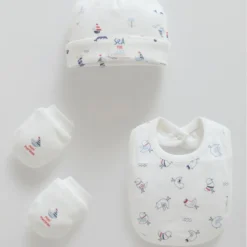 Ensemble 3 Pièces Bébé « Petit Marin » – Confort et Élégance Description Courte Offrez à votre bébé une allure à la fois chic et craquante avec cet ensemble 3 pièces sur le thème marin. Confectionné en 100% coton, il garantit une douceur exceptionnelle pour la peau délicate de votre tout-petit tout en assurant un confort optimal tout au long de la journée. Cet ensemble complet, véritable incontournable de la nouvelle collection 2026, allie style moderne et praticité pour habiller votre petit marin avec élégance en toute saison. Un Look de Petit Marin tout en Douceur Cet ensemble est spécialement pensé pour répondre aux besoins des bébés garçons, en leur offrant un style unique qui les rendra tout simplement spéciaux. Pourquoi choisir cet ensemble 3 pièces ? Composition Premium : Fabriqué à 100 % en coton, le textile est doux au toucher, respectant la sensibilité de la peau de bébé pour un bien-être prolongé. Design Thématique : Les détails soignés sur le thème marin ajoutent une touche d'élégance, transformant votre bébé en un adorable petit marin. Solution Tout-en-Un : Composé d'un bonnet, de gants et d'un bavoir, cet ensemble regroupe l'essentiel en un seul emballage pour une utilisation pratique au quotidien. Liberté de Mouvement : Sa conception est spécifiquement adaptée à la morphologie des bébés, leur permettant de bouger librement et confortablement. Polyvalence Saisonnière : Adapté à toutes les conditions météorologiques, cet ensemble assure une protection et un confort constants, quelle que soit la saison. Qualité Garantie : Fabriqué en Turquie, cet article témoigne de la fiabilité et du savoir-faire de la production locale.