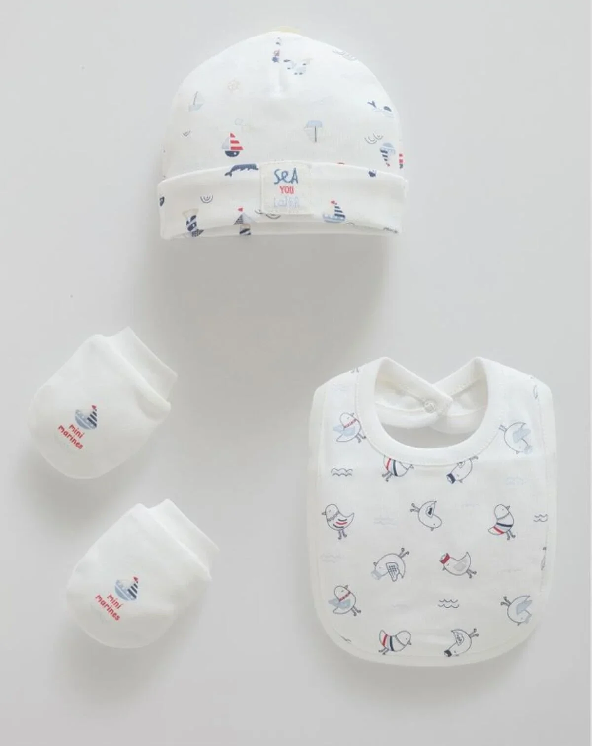 Ensemble 3 Pièces Bébé « Petit Marin » – Confort et Élégance Description Courte Offrez à votre bébé une allure à la fois chic et craquante avec cet ensemble 3 pièces sur le thème marin. Confectionné en 100% coton, il garantit une douceur exceptionnelle pour la peau délicate de votre tout-petit tout en assurant un confort optimal tout au long de la journée. Cet ensemble complet, véritable incontournable de la nouvelle collection 2026, allie style moderne et praticité pour habiller votre petit marin avec élégance en toute saison. Un Look de Petit Marin tout en Douceur Cet ensemble est spécialement pensé pour répondre aux besoins des bébés garçons, en leur offrant un style unique qui les rendra tout simplement spéciaux. Pourquoi choisir cet ensemble 3 pièces ? Composition Premium : Fabriqué à 100 % en coton, le textile est doux au toucher, respectant la sensibilité de la peau de bébé pour un bien-être prolongé. Design Thématique : Les détails soignés sur le thème marin ajoutent une touche d'élégance, transformant votre bébé en un adorable petit marin. Solution Tout-en-Un : Composé d'un bonnet, de gants et d'un bavoir, cet ensemble regroupe l'essentiel en un seul emballage pour une utilisation pratique au quotidien. Liberté de Mouvement : Sa conception est spécifiquement adaptée à la morphologie des bébés, leur permettant de bouger librement et confortablement. Polyvalence Saisonnière : Adapté à toutes les conditions météorologiques, cet ensemble assure une protection et un confort constants, quelle que soit la saison. Qualité Garantie : Fabriqué en Turquie, cet article témoigne de la fiabilité et du savoir-faire de la production locale.