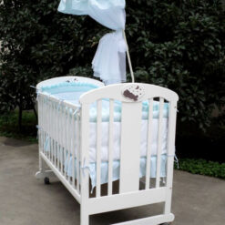 Lit en bois à barreaux pour bébé bleu