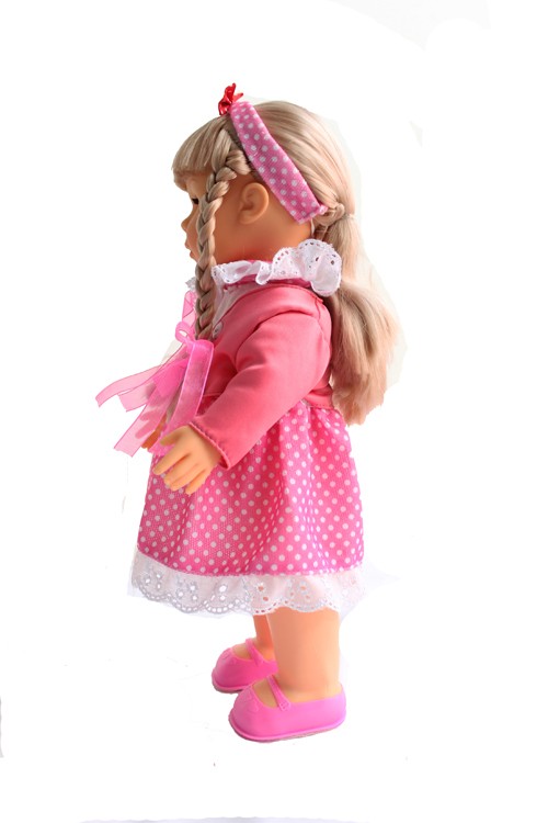 la jolie poupée belinda avec la robe rose