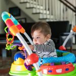 Jumper évolutif Neighborhood Friends Activity – BABY EINSTEIN