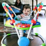 Jumper évolutif Neighborhood Friends Activity – BABY EINSTEIN