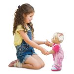 little love-bébé apprend a marcher