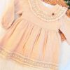 Robe bébé fille en mousseline avec col et détails en crochet