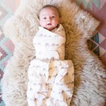 ERGOBABY® La couverture d’emmaillotage Swaddler-0