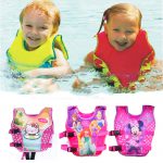Gilet de natation est en mousse