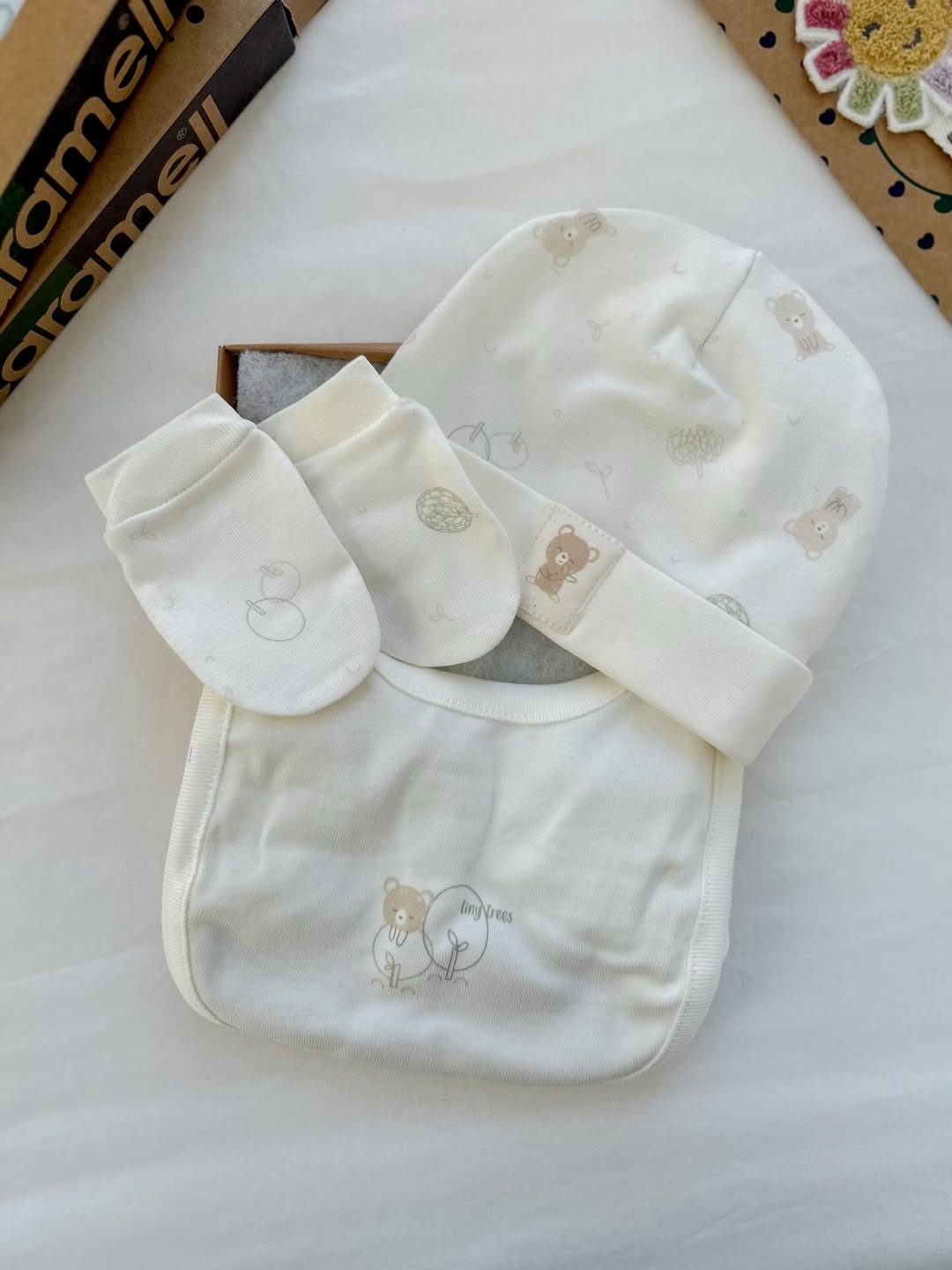 Pack bonnet moufles bavoir ourson – Caramell baby