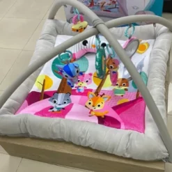 Tapis Comfy play gym dés la naissance - Rose