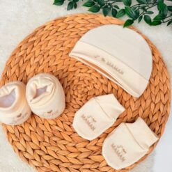 Pack Naissance bonnet moufles bavoir motif Maman – Coton Doux