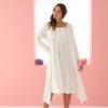 Sublimez votre maternité avec cet ensemble Pyjama grossesse 2 pièces d'exception, associant une robe de nuit et un peignoir blanc assorti. Conçu pour les moments les plus précieux, cet ensemble en dentelle raffinée offre une allure angélique tout en intégrant des fonctionnalités indispensables pour l'allaitement. Sa couleur blanc pur et ses finitions délicates en font la tenue prestigieuse par excellence pour votre valise de maternité ou pour vos premières photos avec bébé.