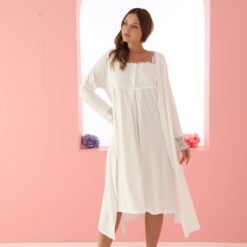 Sublimez votre maternité avec cet ensemble Pyjama grossesse 2 pièces d'exception, associant une robe de nuit et un peignoir blanc assorti. Conçu pour les moments les plus précieux, cet ensemble en dentelle raffinée offre une allure angélique tout en intégrant des fonctionnalités indispensables pour l'allaitement. Sa couleur blanc pur et ses finitions délicates en font la tenue prestigieuse par excellence pour votre valise de maternité ou pour vos premières photos avec bébé.