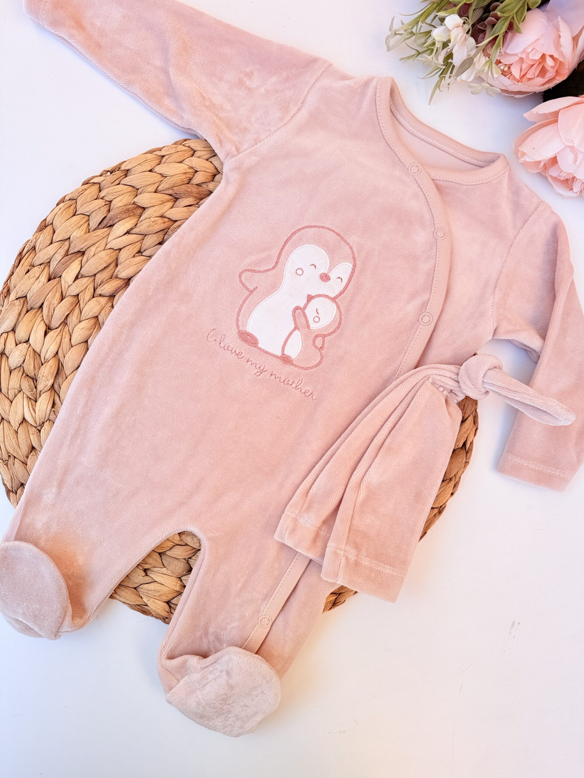 Grenouillère Bébé en Velours Coton avec Bonnet : Ouverture facile