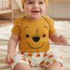 Prêt en un clin d'œil avec notre ensemble tenue bébé 3 pièces adorable et complet. Composé d'un body confortable, d'un short assorti et d'un bonnet craquant, ce set en coton est la tenue idéale pour un look ludique et harmonieux. Un cadeau parfait ou un indispensable du quotidien pour habiller bébé avec style et douceur.
