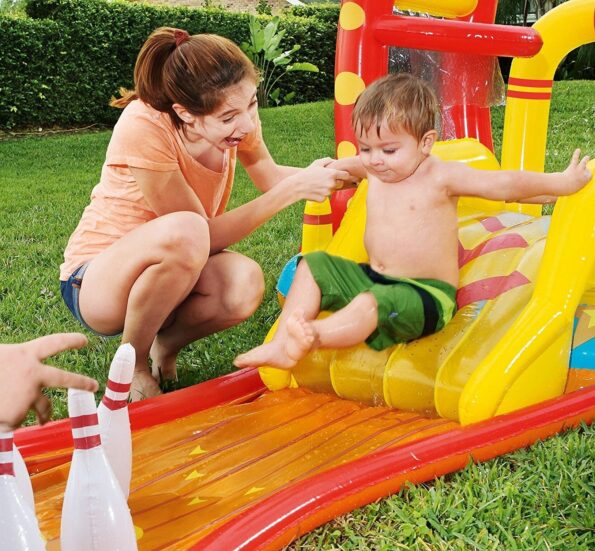 jeux enfant dans les jardins