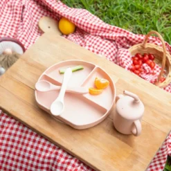 Coffret-Repas-Bébé-en-Silicone-YUMMY-Assiette-Tasse-Deux-Cuillères