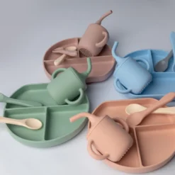 Coffret-Repas-Bébé-en-Silicone-YUMMY-Assiette-Tasse-Deux-Cuillères