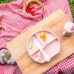 Coffret-Repas-Bébé-en-Silicone-YUMMY-Assiette-Tasse-Deux-Cuillères rose