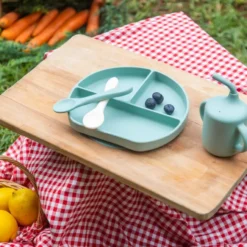 Coffret-Repas-Bébé-en-Silicone-YUMMY-Assiette-Tasse-Deux-Cuillères vert