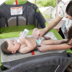 le lit est équipé de table à langer pour changer les couches du bébé
