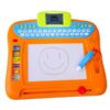 Tableau avec 6 modes interactifs, l'alphabet, les nombres, l'écriture en minuscules, dessin, orthographe, jeux-concours et de la musique. Écran LCD avec des animations amusantes. chanson de l'alphabet. 10 touches numériques .Fonctionne avec 3 piles AAA