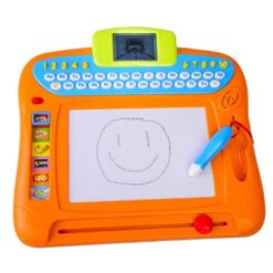 Tableau avec 6 modes interactifs, l'alphabet, les nombres, l'écriture en minuscules, dessin, orthographe, jeux-concours et de la musique. Écran LCD avec des animations amusantes. chanson de l'alphabet. 10 touches numériques .Fonctionne avec 3 piles AAA