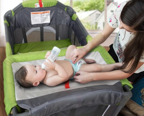 Lit Parc MonBébé + plan a langer + mobilo + voile-17025