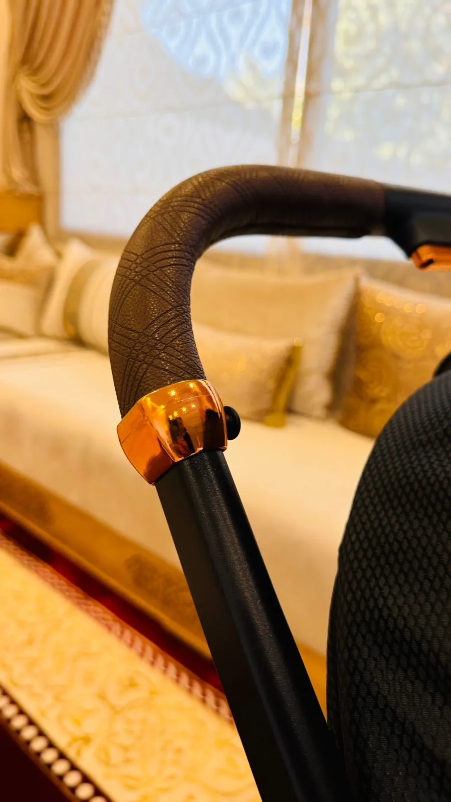 Poussette Réversible valise + Couvre Jambes Anti-Froid + Sac – Kidilo (Destockage) 29 a close up of a handle stroller kidilo