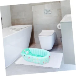 Offrez à votre bébé un moment de bain doux, sécurisé et confortable, même en déplacement ! La baignoire gonflable pliable est l'accessoire parfait pour les parents nomades ou disposant de petits espaces. Légère, portable et facile à utiliser, elle allie praticité et sécurité dès la naissance.