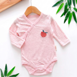 Craquez pour ce body bébé croisé au motif mignon, spécialement conçu pour les petites filles. Fabriqué en coton respirant de haute qualité, il assure à votre bébé un confort optimal tout au long de la journée, tandis que sa coupe croisée facilite grandement l'habillage des nouveau-nés.