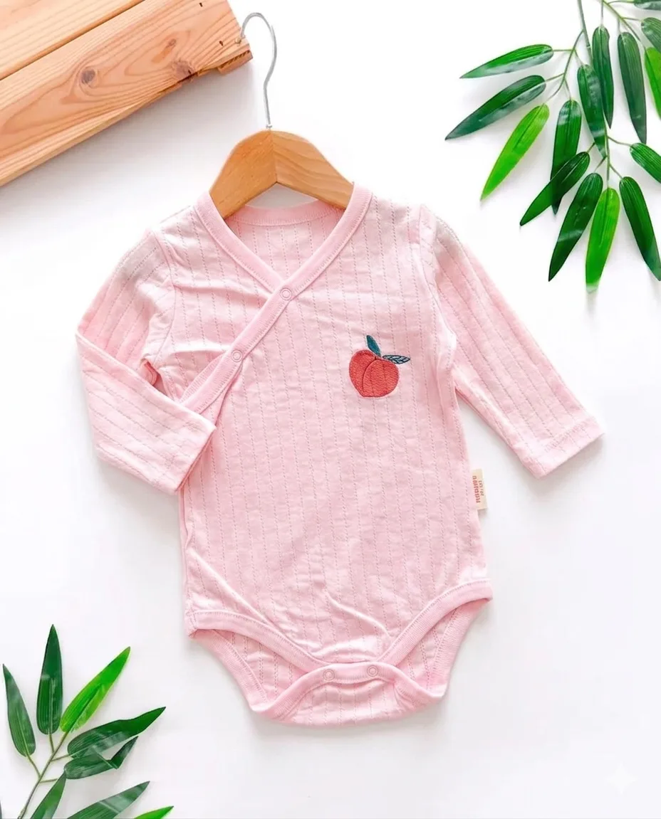 Craquez pour ce body bébé croisé au motif mignon, spécialement conçu pour les petites filles. Fabriqué en coton respirant de haute qualité, il assure à votre bébé un confort optimal tout au long de la journée, tandis que sa coupe croisée facilite grandement l'habillage des nouveau-nés.