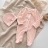 Grenouillère Bébé Fille en Velours et Dentelle avec Bonnet Assorti