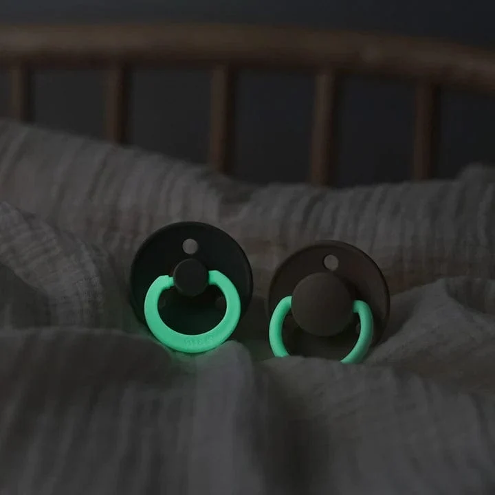Fini les recherches nocturnes à tâtons ! Le lot de 2 sucettes Bibs Glow in the Dark (Dark Oak / Vanilla) associe les coloris iconiques de la marque à une fonction lumineuse ingénieuse dans le noir. Conçues en caoutchouc naturel souple et dotées d'une collerette aérée, elles offrent aux bébés de 6 à 18 mois un réconfort aussi sûr qu'apaisant, jour et nuit.