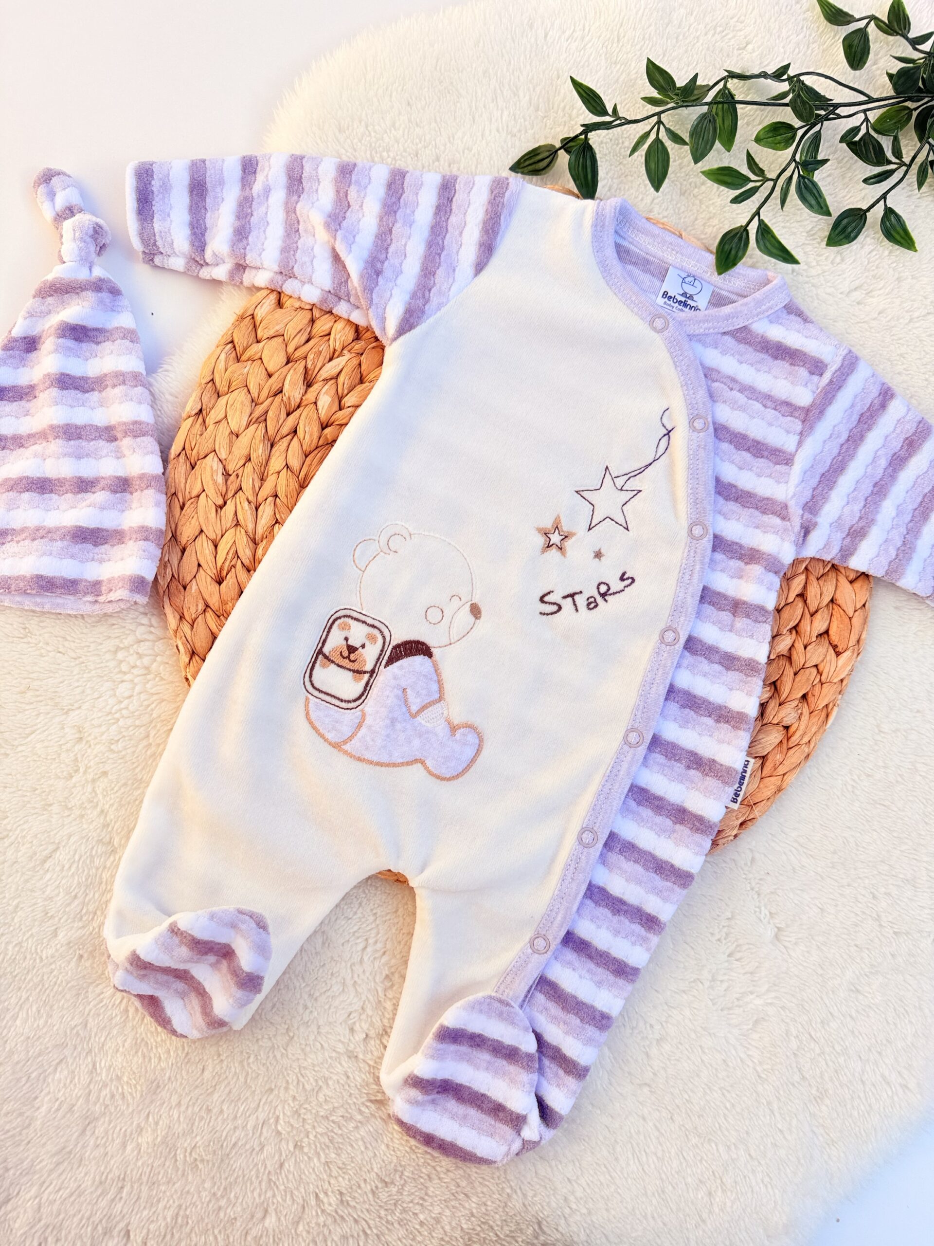 Grenouillère avec bonnet en velours : Douceur et chaleur pour bébé 1 Grenouillère avec bonnet en velours : Douceur et chaleur pour bébé