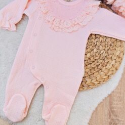 Grenouillère bébé fille : dentelle pour un look irrésistible