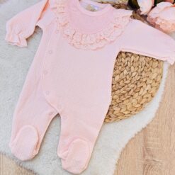 Grenouillère bébé fille : dentelle pour un look irrésistible