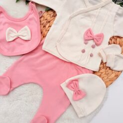 Accueillez votre petite fille dans un écrin de tendresse avec ce pack naissance 5 pièces, spécialement conçu pour ses premiers jours. Alliant praticité et délicatesse, cet ensemble se distingue par sa brassière boutonnée qui facilite l'habillage sans manipuler la tête fragile de bébé. Fabriqué dans un coton respirant et hyper doux, ce trousseau complet (brassière, pantalon, bonnet, moufles et bavoir) garantit un confort "skin-friendly" et une température idéale dès la maternité.