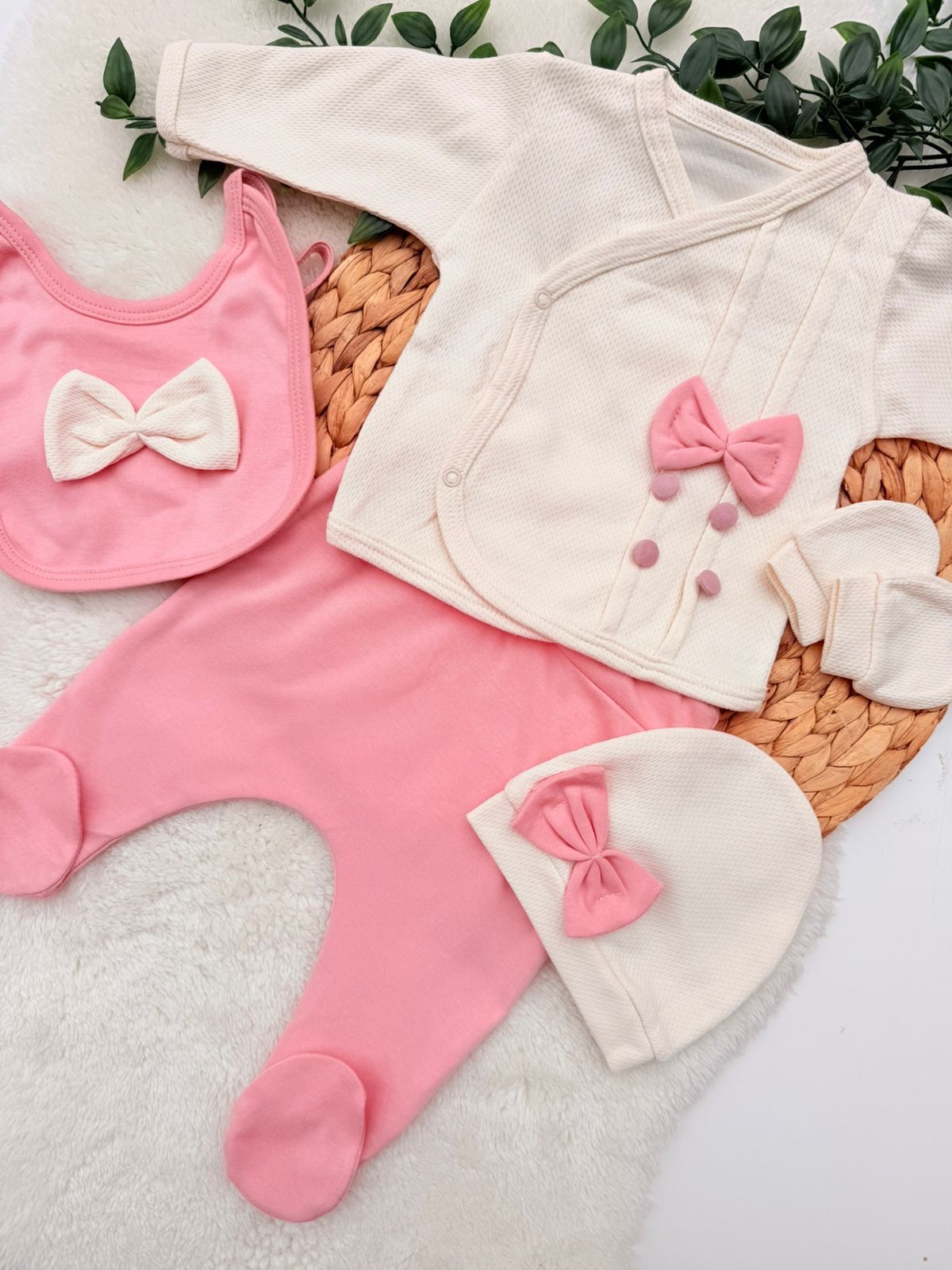 Accueillez votre petite fille dans un écrin de tendresse avec ce pack naissance 5 pièces, spécialement conçu pour ses premiers jours. Alliant praticité et délicatesse, cet ensemble se distingue par sa brassière boutonnée qui facilite l'habillage sans manipuler la tête fragile de bébé. Fabriqué dans un coton respirant et hyper doux, ce trousseau complet (brassière, pantalon, bonnet, moufles et bavoir) garantit un confort "skin-friendly" et une température idéale dès la maternité.