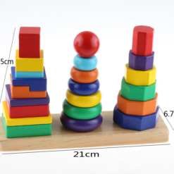 Trois pyramides en couleur en bois