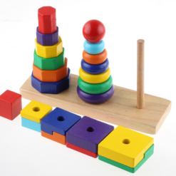 Trois pyramides en couleur en bois