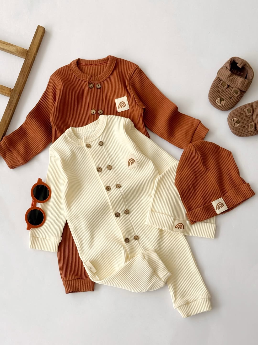 Grenouillère Boutonnée en Coton naturel- Bonnet offert – Image 2