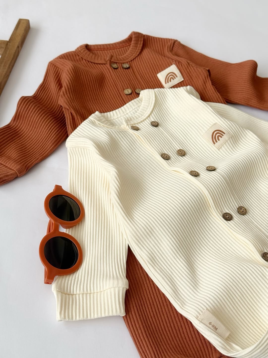 Grenouillère Boutonnée en Coton naturel- Bonnet offert