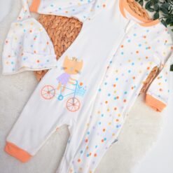 Promo Grenouillère avec bonnet pour bébé