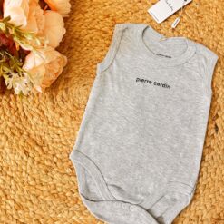 Body bébé en coton gris : Pierre Cardin Un choix élégant et confortable pour votre petit bout de chou