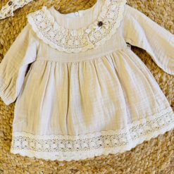 Robe bébé fille en mousseline avec col et détails en crochet