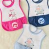 Bavoir avec pochette en coton hochet bip intégré