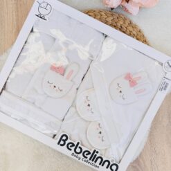 Du bain à la sieste : Un ensemble coton complet pour bébé.