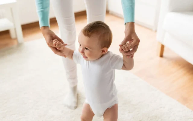 Quand bébé commence-t-il à marcher ?