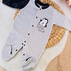 Grenouillère pingouin en velours : Douceur et chaleur pour bébé