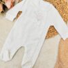 La grenouillère parfaite pour votre bébé : élégante douce et confortable